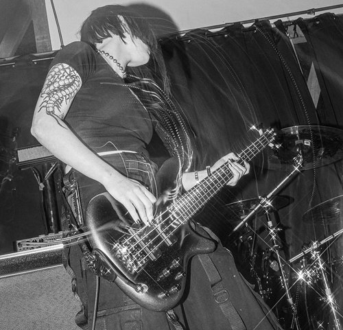 > tour wk 4/5
> one week left : (

#goth #bass #bassist #gothgoth #cybergoth @ernieball @officialibanezguitars