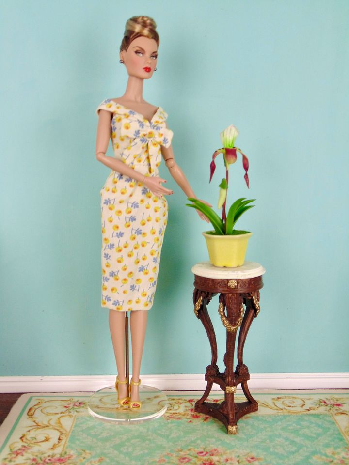 1:6 scale plant stand for 12” fashion dolls MAHOGANY product image (1)
