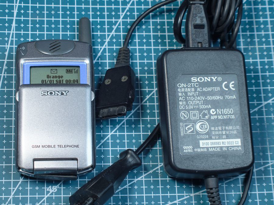 Sony CMD-Z5 Unlocked – Vintage Retro Mobile Phone with Original Charger – Rare Collectible product image (10)