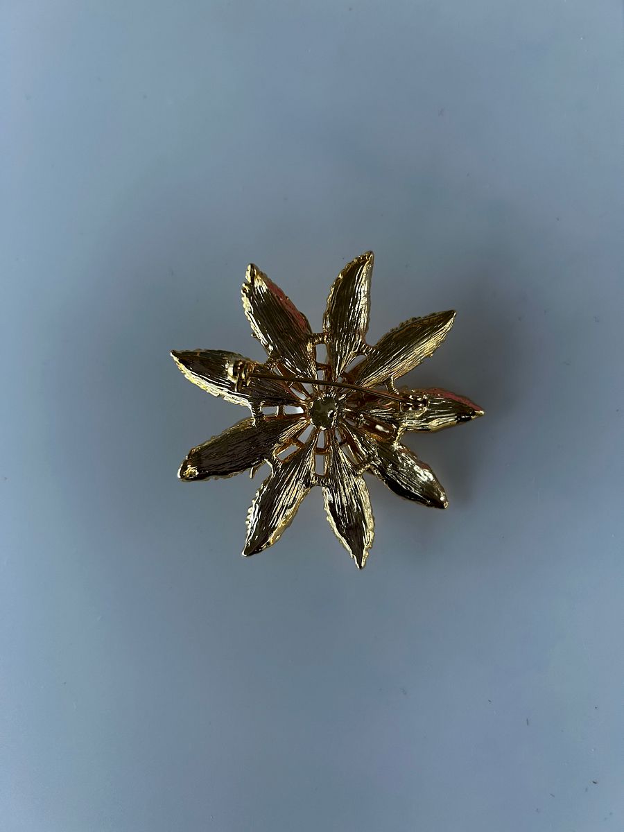 Vintage Gold Tone Flower Leaves Rhinestone Faux Pearl Brooch product image (4)