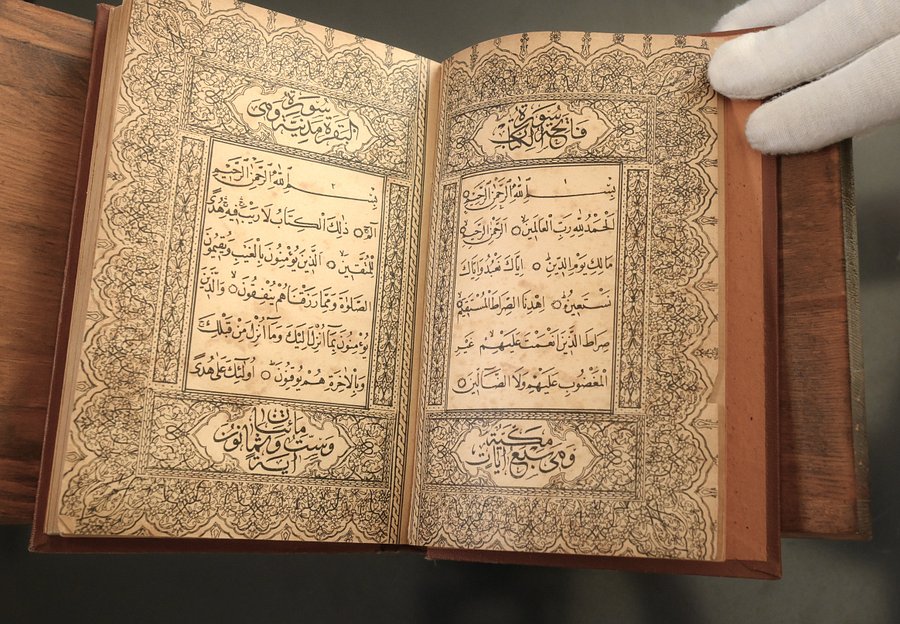 مصحف مطبوع عام 1887 ميلادي في اسطنبول في عهد دولة الخلافة العثمانية غلاف مقشش. product image (1)
