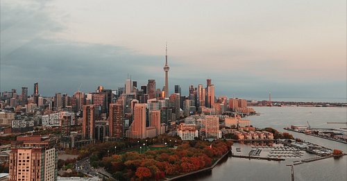 Nothing quite like flying around the city in a private helicopter at sunset 🚁

@helitours 
#helicopter #toronto #skyline