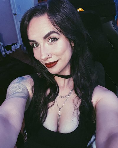 Hi lovelies! Your living dead girl here, sorry for not actively posting and I’m sure y’all have missed my face on your feed 🤪...