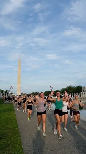 Week 22 — our biggest group yet! Thank you to @dukesgrocery for hosting us post-run! #runclub #washingtondc #thingstodoindc