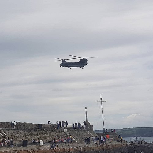 Little cheeky fly over from a chinook when wrapping up for the day. #chinook #newquaywales #helicopters #flyover