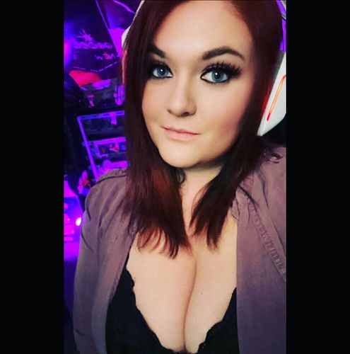 I got to put makeup on and play Elden ring with the wonderful Geekdom. I needed a break, but I’m glad to be back 💚

#gamer #s...