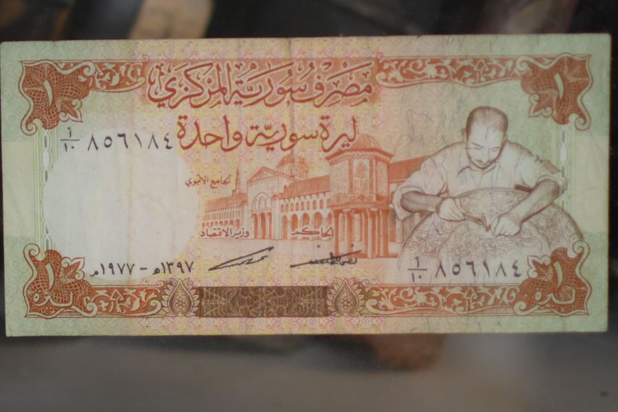 الليرة السورية الورقية الوحيدة ذات التصميم المختلف 1977 product image (3)