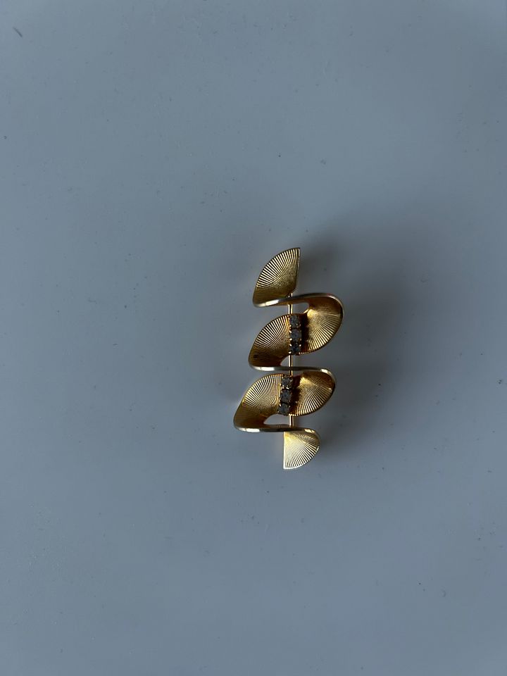 Vintage Gold Tone Swirl Rhinestones Brooch product image (1)