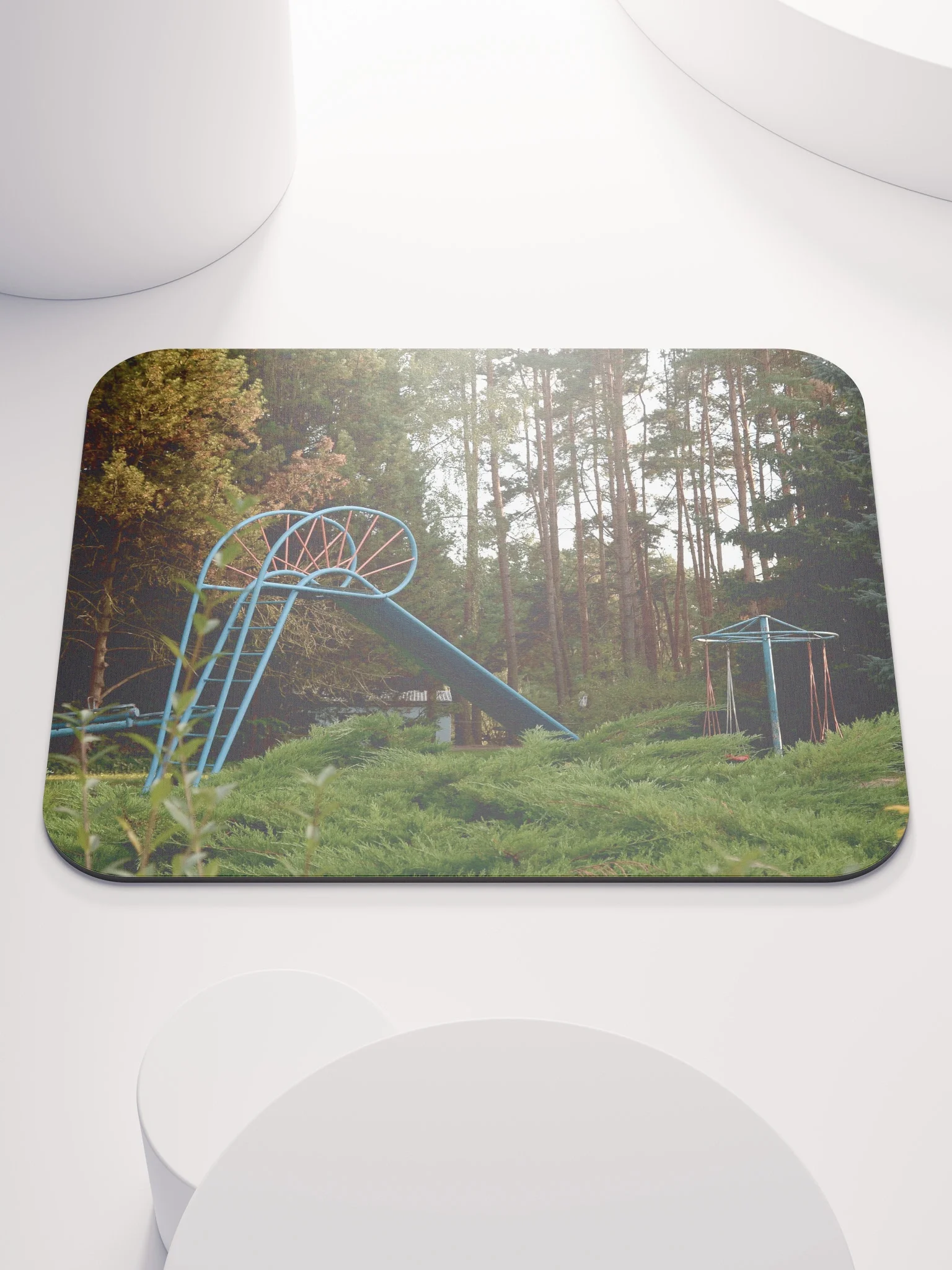 Mauspad - Verlassener nostalgischer Spielplatz im Wald product image (1)