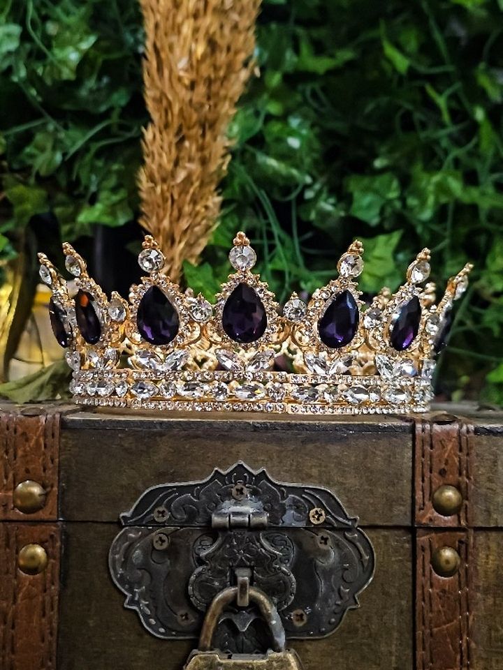 The Armored Kingdom Dark Purple Crown (Gold) product image (1)