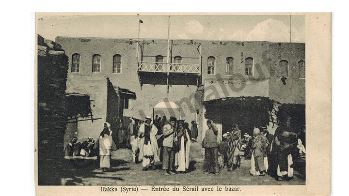 الرقة مدخل السراي الحكومي مع السوق 1922 - صورة رقمية product image (1)