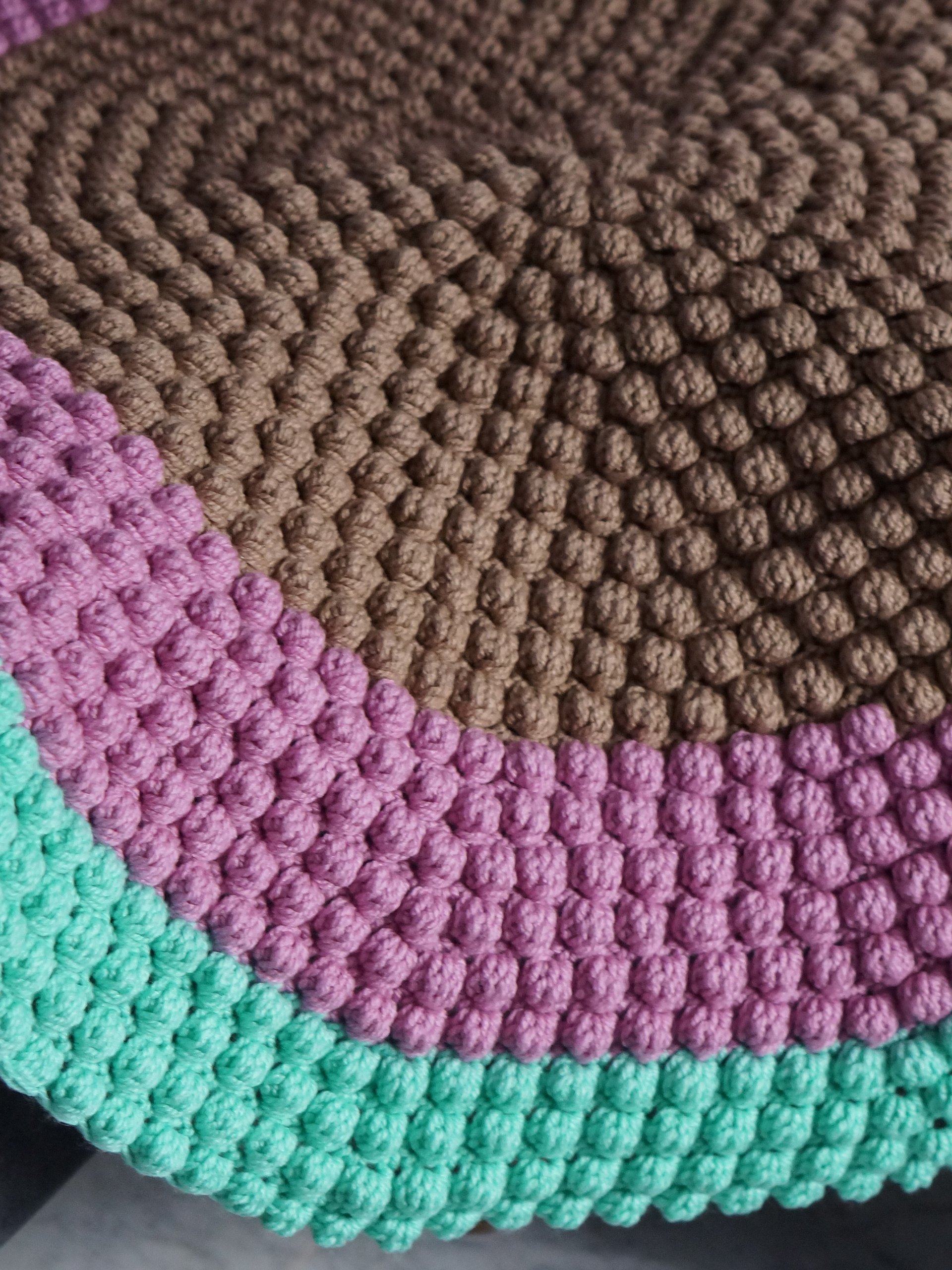 Bobble stitch round blanket pdf pattern product image (4)