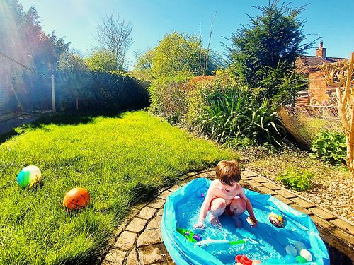 It's starting to warm up a bit again, hopefully it continues, Jacob was back in the garden pool already during Easter holiday...