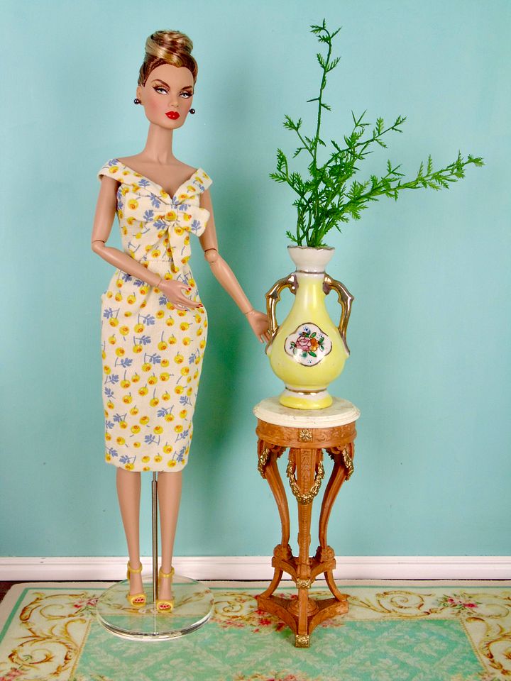 1:6 scale plant stand for 12” fashion dolls OAK product image (1)