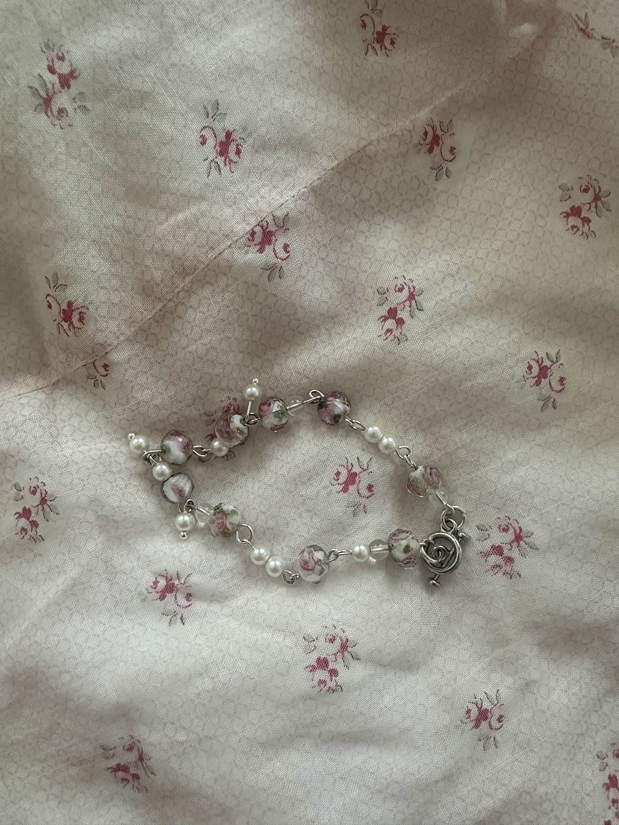 Dainty floral and pearl bracelet - Handmade product image (8)