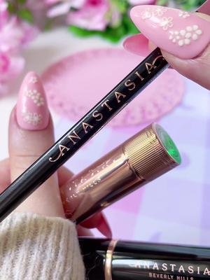 Love my new ABH contour stick & lip combo 💋✨ #beautytok #ttsacl #abh #anastasiabeverlyhills #lipduo #beautyinfluencer #makeup #makeupunboxing #makeuptok 
