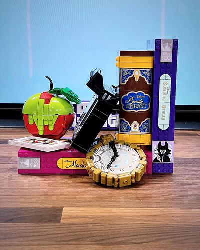 This @lego set embraces our evil side and showcases some iconic Disney villains. 

There are so many Easter eggs to be found ...