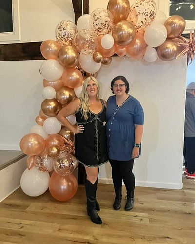 Had such fun at @mckennafarmer ‘s birthday party last night! Sooo good to see some people I haven’t seen in ages! 💋 🎈 🎁