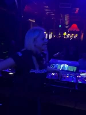 All my friends are hot, and they only dance to #techno 🔥 // #trancefamily #technomusic #technotok #trance #fyp 