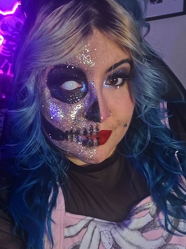 @slayfirecosmetics palette came in clutch for this one
.
.
.
#skullmakeup #halloweenmakeup #Halloween #selfie #girlswithpierc...
