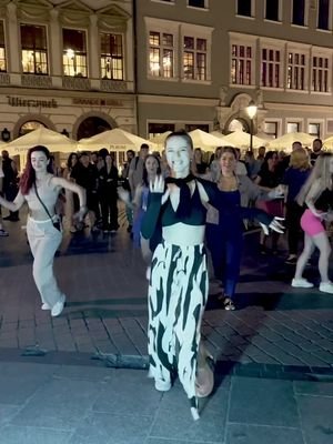 Spontaneous Dance By Girls Coming Out Of Public 😲| VENTE  PA CA  #ventepaca  #rickymartin #imadfares #krakow #spanishguitar #bailar #dance #dacing #latino #bailando 