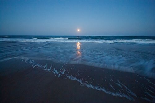 The moonrise from Cape Lookout, a 56-mile-long section of the Southern Outer Banks in North Carolina.

#outerbanks #capelooko...