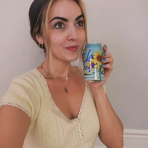 Sending all the sunny, good vibes on this beautiful Monday ☀️🌻 Also featuring my favorite @lacroixwater flavor 😍

#summervibe...