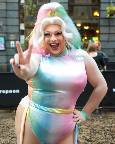 🌈 Swansea Pride! Had a fantastic time at this years swansea pride pulling a lil pastel rainbow moment 

Stunning Photos by @s...