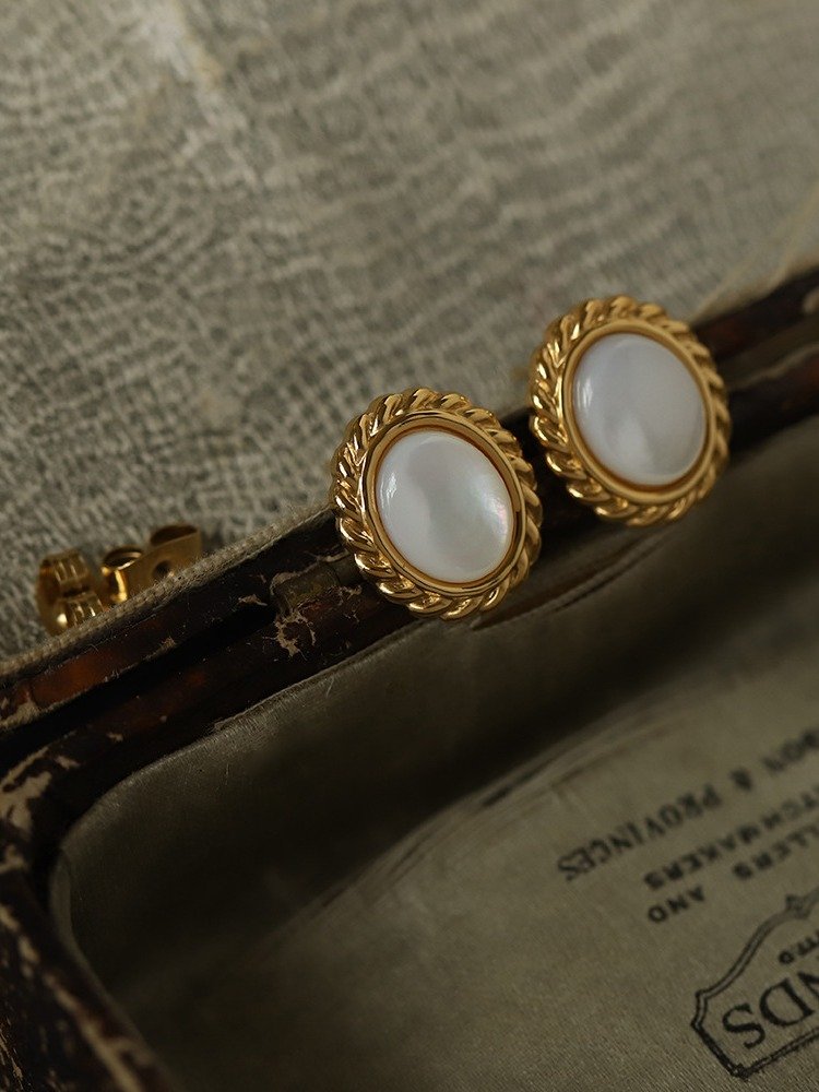 Vintage Oval Pearl Stud Earrings | 18K Gold Plated product image (2)