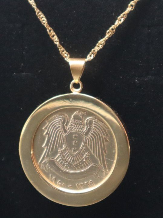 قلادة مصممة من على اساس الليرة السورية الفضية 1950 مطلية بالذهب product image (1)