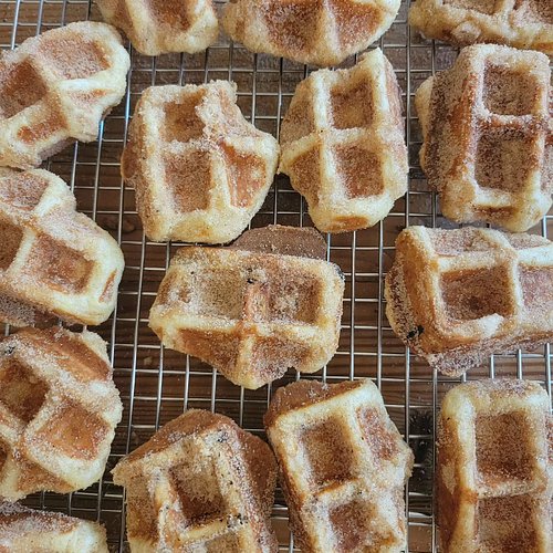 Happy Saturday! We're starting our weekend with an assortment of minis, including our classic Cinnamon Ginger option. The sam...