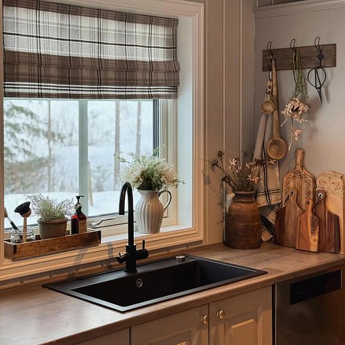 A cozy kitchen corner on a snowy day ❄️💐🤎🌨☃️🌻
#snowdays❄️ #cozykitchen #cottagehome #slowday #hyggelifestyle #winterhome
📷: @...