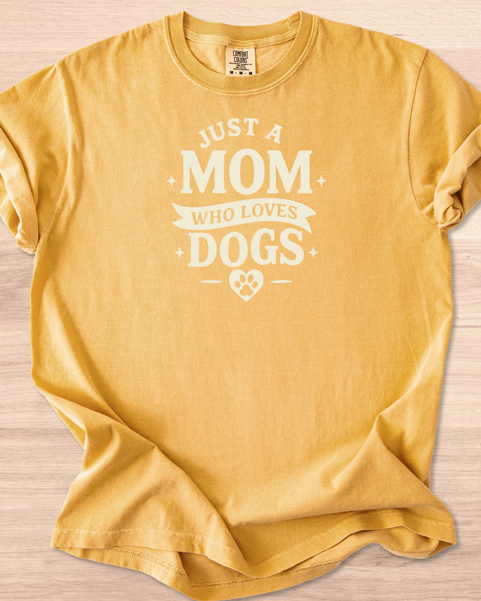 Just A Mom Who Loves Dogs Tee product image (53)