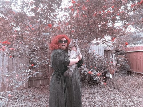 Just a drag queen and her cat celebrating the coming of fall
.
.
.
#shellyvonmiller #dragqueen #uniquevintageclothing #nickfu...