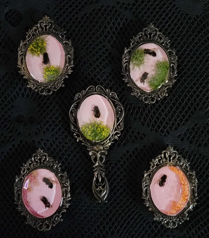 Resin Bee Magnet product image (1)