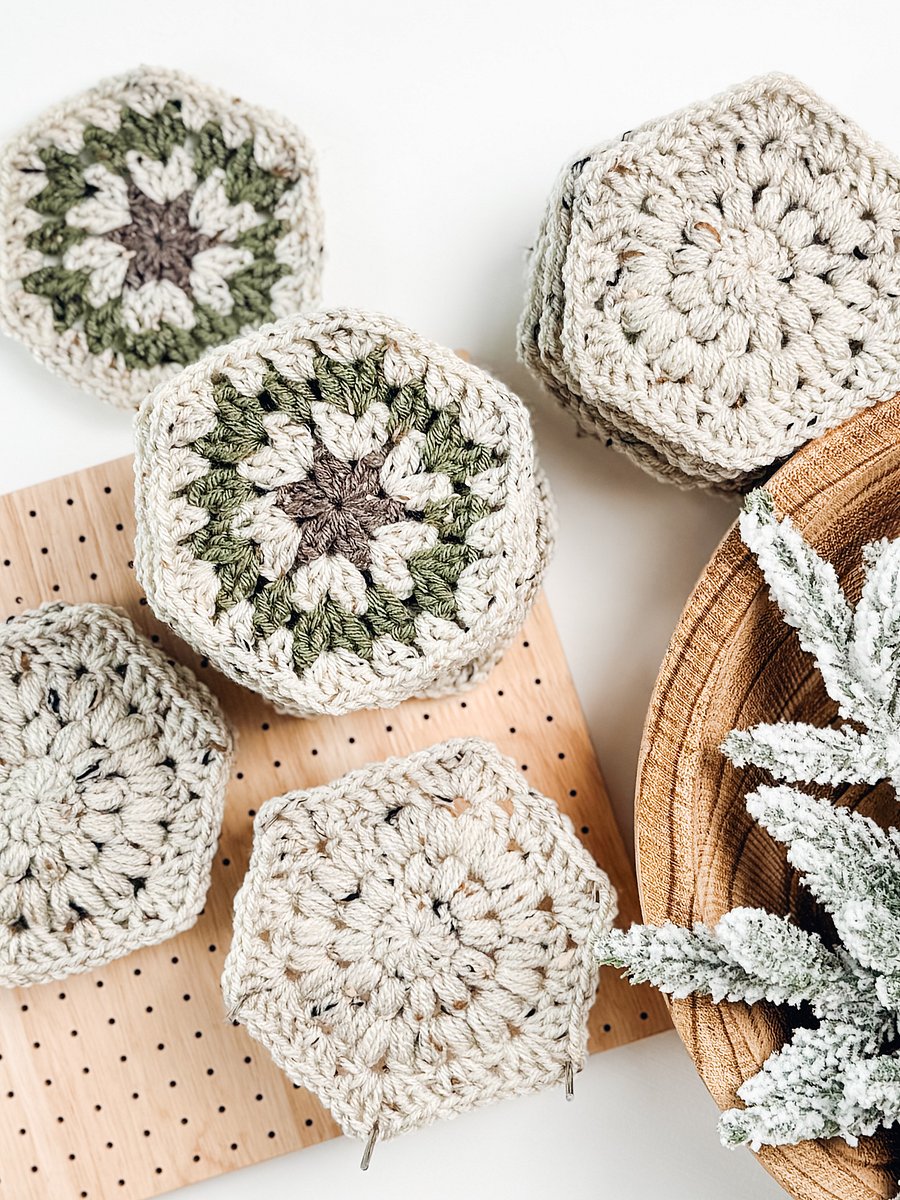 Hexagon Granny Stocking Pattern Tutorial With Unique Ribbed Cuff product image (4)