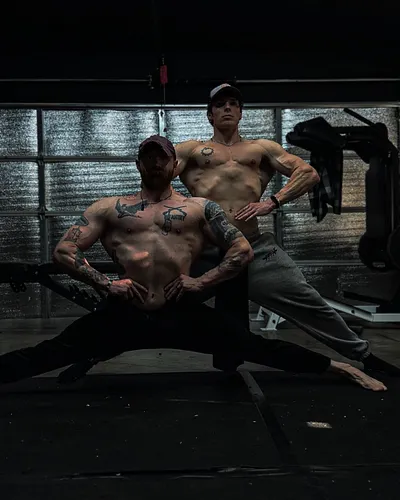 Doing karate in the garage 🤝🏼 #bodybuilding #body #pose #greek #physique #brothers #bro #gymbro #dudes #stepbrothers #motivat...