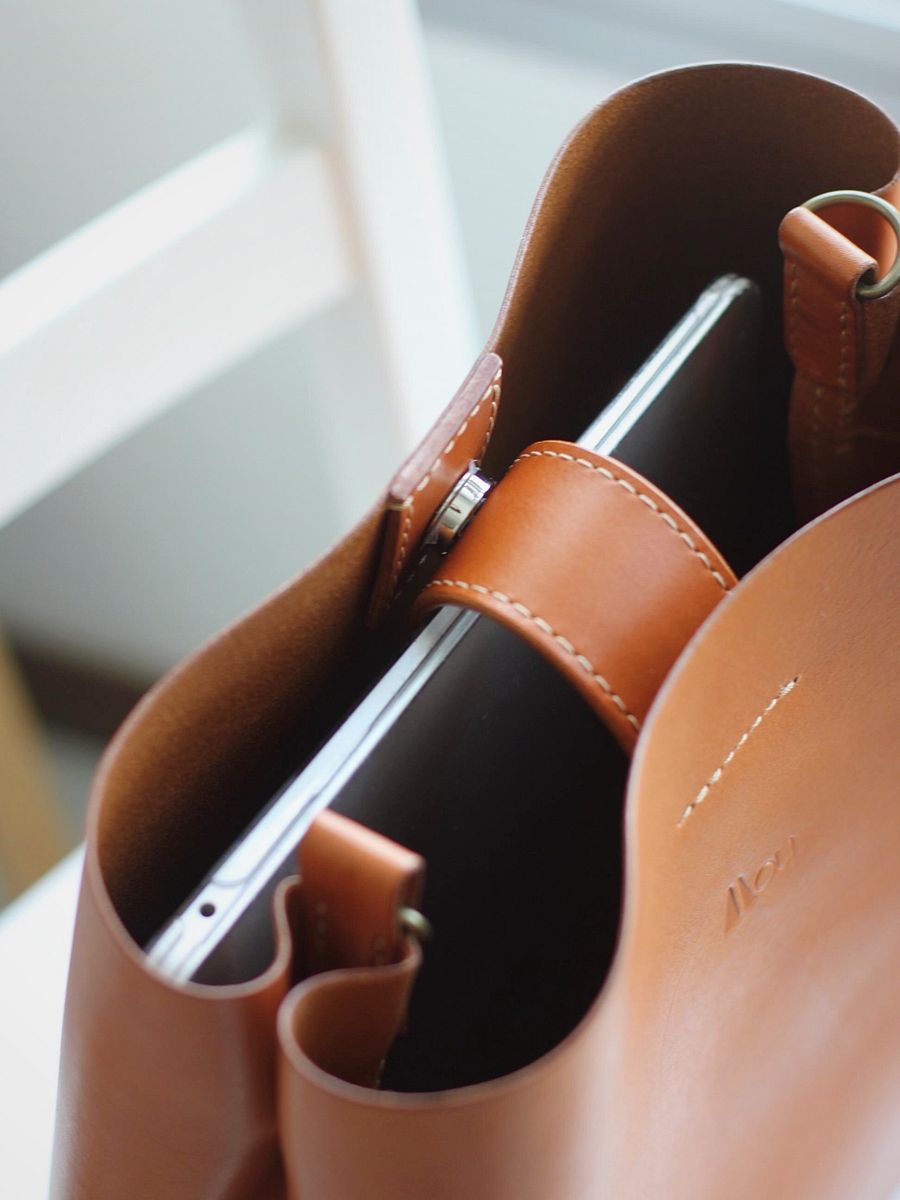 Vegetable tanned Leather Shoulder Bag product image (3)