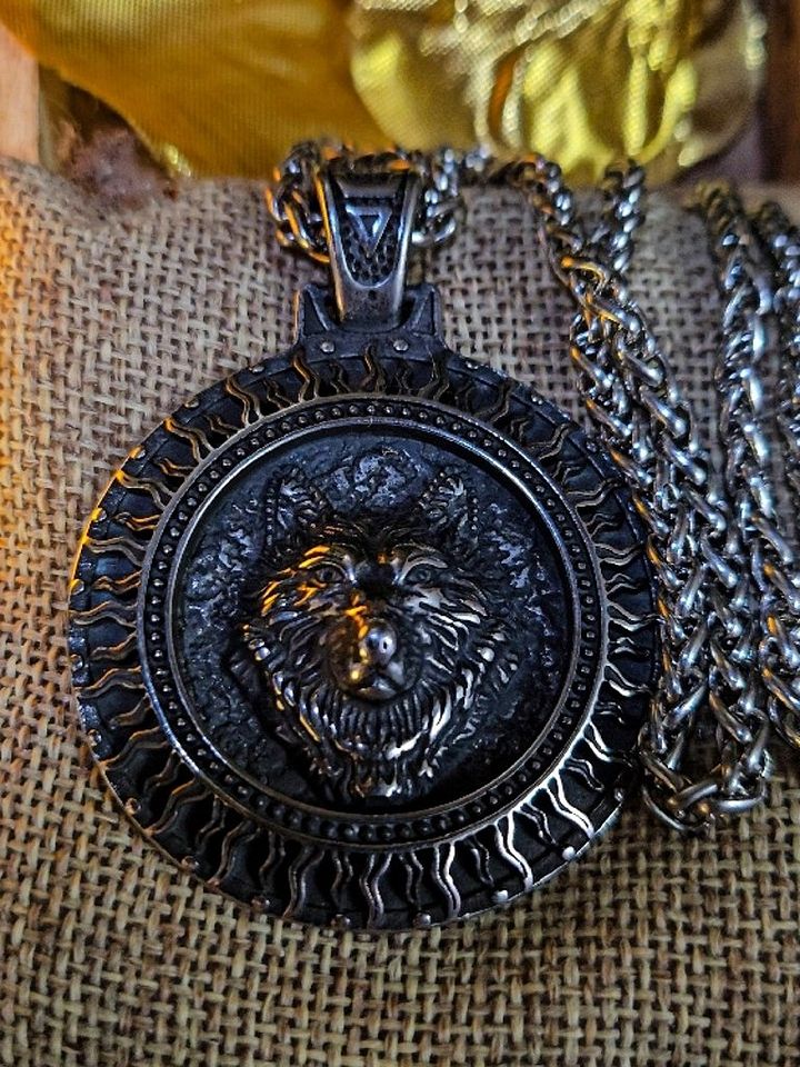 The Armored Kingdom Howl of the North Wolf Necklace product image (1)
