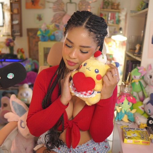 Pikachu Fan Knimmie 💛

I got the cutest Diner Pikachu plush and hand mirror from #PokemonWorlds last month! I finally had som...
