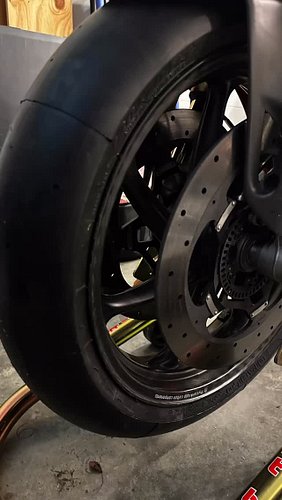 #pirelli SC1’s and Carbon Ceramic rotors & carbon fiber wheels = 🔥🔥#carbonfiberrims #ducati #motorcycle #motorbike #ducatipan...