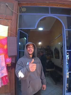 🇲🇦 𝗠𝗮𝗿𝗿𝗼𝗰𝗼𝘀 🐫 O Kevin prepara-se para uma transformação capilar à moda marroquina! 💈✂️ Barba, cabelo e... curiosidade! Será que o barbeiro achou que éramos 
