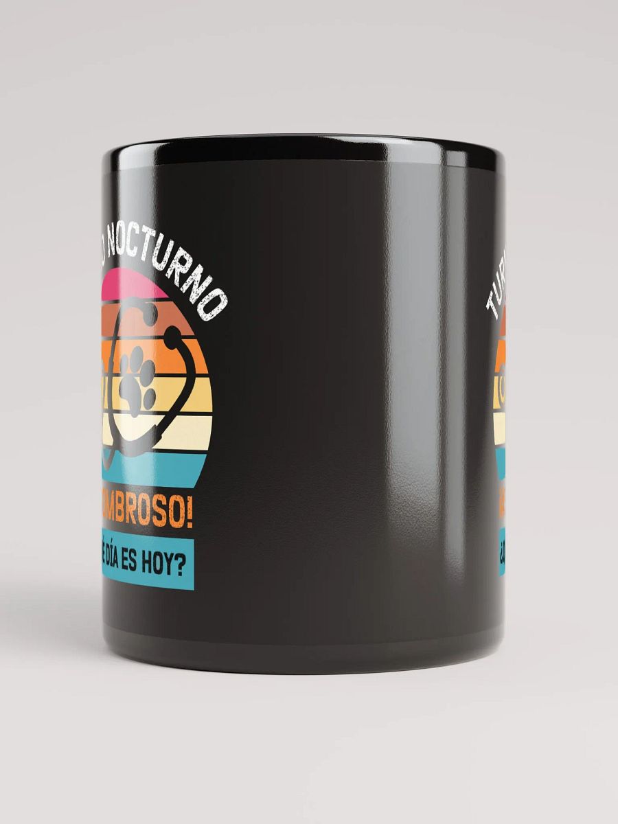 "Turno nocturno-veterinaria" mug negro brillante product image (4)