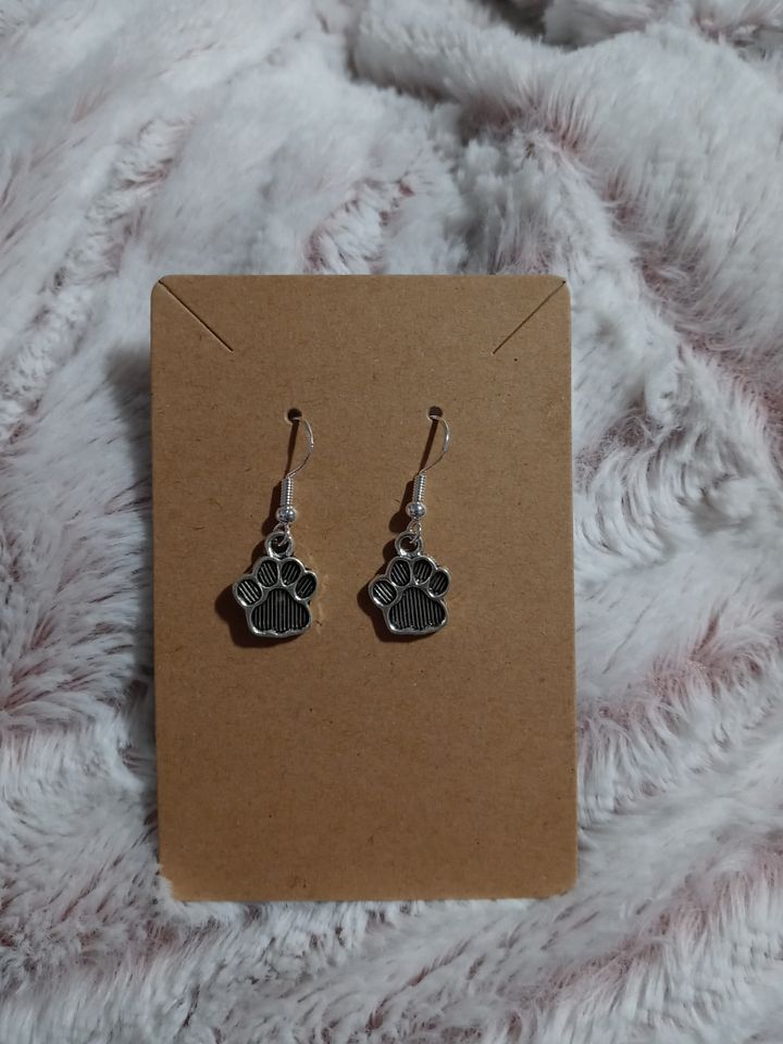 Boss momma paw earrings product image (1)