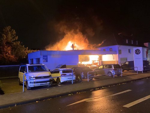 Mülheim: Großbrand in Autowerkstatt an der Kölner Straße - Feuerwehr im Großeinsatz

Seit den frühen Morgenstunden des 21. Ok...