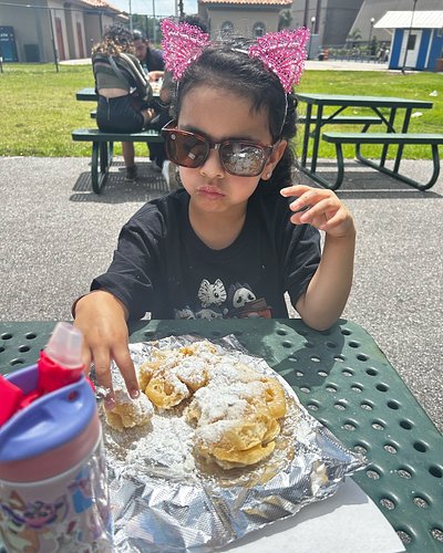 happy fifth birthday to the most beautiful, coolest, smartest kid i know, te amo chiqui 💛🌙
