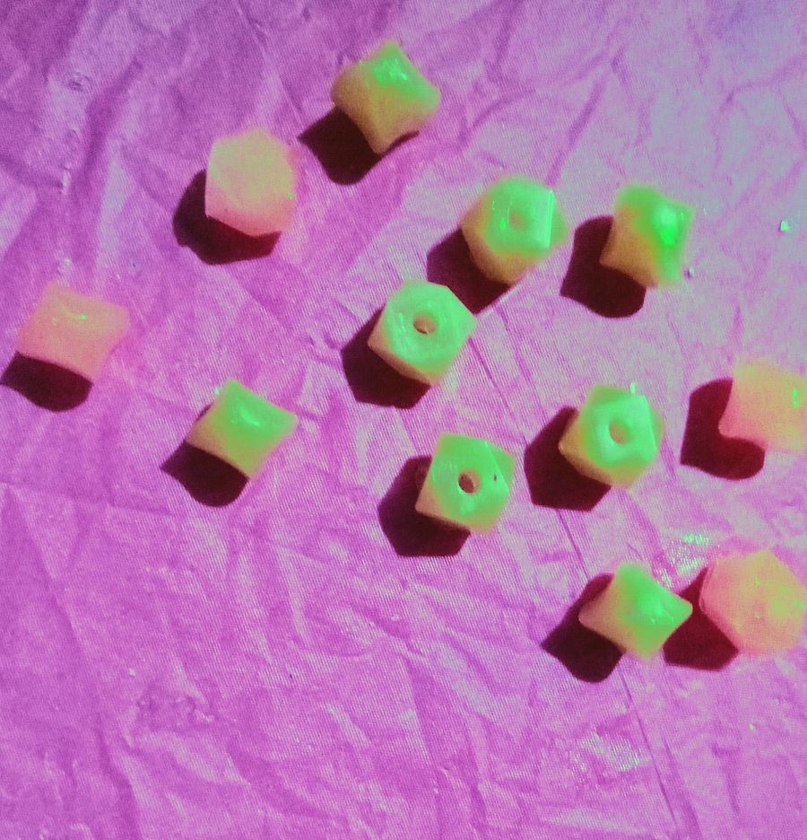 Mini Diamond-Shaped Resin Craft Beads product image (1)