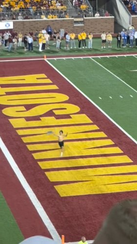 Nothing like a field streaker to set the tone for the season...

#minnesotagophers #gopherfootball #universityofminnesota #big10