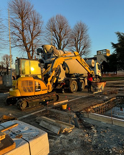 Iveco Trakker 500 with CIFA cement mixer pouring concrete with the help of a Komatsu PC58MR at dawn
FOLLOW @macchinari_pesant...