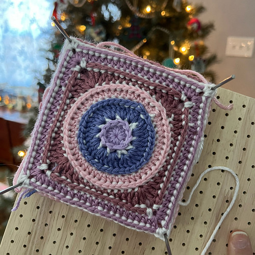 Don’t mind that end that needs weaving in 🫣 I promise I’ll do it now 😂 I’ve still been working on squares, some days just slo...